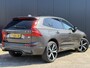 Volvo XC60 2.0 T8 Plug-in hybrid AWD R-Design dark/ long range/ intellisafe /360 camera/ schuifdak/ harman kardon/ sport leder/ trekhaak/ geen blis