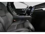 Volvo V60 2.0 B4 Plus Dark / Orig. Nederlands / Harman Kardon Sound System / Elektr. best. stoel + memory / Achteruitrijcamera / Stoelverwarming V + A / Apple Carplay - Android Auto / Elektr. wegklapbare trekhaak / Ambienteverlichting / Stuurwiel verwarming / Black optic / Cruise Control / 19'' LMV / LED koplampen