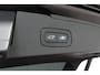 Volvo V60 2.0 B4 Plus Dark / Orig. Nederlands / Harman Kardon Sound System / Elektr. best. stoel + memory / Achteruitrijcamera / Stoelverwarming V + A / Apple Carplay - Android Auto / Elektr. wegklapbare trekhaak / Ambienteverlichting / Stuurwiel verwarming / Black optic / Cruise Control / 19'' LMV / LED koplampen