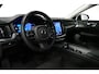 Volvo V60 2.0 B4 Plus Dark / Orig. Nederlands / Harman Kardon Sound System / Elektr. best. stoel + memory / Achteruitrijcamera / Stoelverwarming V + A / Apple Carplay - Android Auto / Elektr. wegklapbare trekhaak / Ambienteverlichting / Stuurwiel verwarming / Black optic / Cruise Control / 19'' LMV / LED koplampen