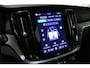 Volvo V60 2.0 B4 Plus Dark / Orig. Nederlands / Harman Kardon Sound System / Elektr. best. stoel + memory / Achteruitrijcamera / Stoelverwarming V + A / Apple Carplay - Android Auto / Elektr. wegklapbare trekhaak / Ambienteverlichting / Stuurwiel verwarming / Black optic / Cruise Control / 19'' LMV / LED koplampen