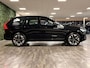 Volvo XC60 T6 AWD Recharge Ultra Dark | Facelift | Luchtvering | Trekhaak | All Season banden | 360° Camera | Head-Up Display | Harman Kardon | Adaptieve Cruise Control | Stoelverwarming voor+achter | Stuurwielverwarming | Full LED Meesturende koplampen | Pilot Assist | BLIS Dode Hoek Detectie | Elektrische voorstoelen geheugen | Quilted Nordico bekleding | Zitting verlenging voorstoelen | Lederen Dashboard | Schuifdak | 20 Inch | Google Infotainment | Keyless Drive | Parkeersensoren voor+achter | Elektrisch bedienbare achterklep | DAB Radio | Apple Carplay/Android Auto | Draadloos telefoon opladen | Volvo On Call met mobiele App functie | Onyx Black Metallic |