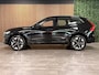 Volvo XC60 T6 AWD Recharge Ultra Dark | Facelift | Luchtvering | Trekhaak | All Season banden | 360° Camera | Head-Up Display | Harman Kardon | Adaptieve Cruise Control | Stoelverwarming voor+achter | Stuurwielverwarming | Full LED Meesturende koplampen | Pilot Assist | BLIS Dode Hoek Detectie | Elektrische voorstoelen geheugen | Quilted Nordico bekleding | Zitting verlenging voorstoelen | Lederen Dashboard | Schuifdak | 20 Inch | Google Infotainment | Keyless Drive | Parkeersensoren voor+achter | Elektrisch bedienbare achterklep | DAB Radio | Apple Carplay/Android Auto | Draadloos telefoon opladen | Volvo On Call met mobiele App functie | Onyx Black Metallic |