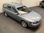 Volvo V70 2.5T LEDER ELK. VERSTELBARE BESTUURDERSSTOEL CRUISE CONTROL CLIMATE CONTROL BLUETOOTH TELEFOON 17" LICHTMETALEN VELGEN AFN. TREKHAAK ZEER MOOI !!