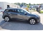 Kia Niro EV e-Niro ExecutiveLine 64 kWh Panoramadak/Verwarmbare & geventileerde voorstoelen/Verwarmbaar stuurwiel/Achteruitrijcamera/JBL audio/Apple carplay/Elektrisch verstelbare voorstoel/Adaptieve cruise control/Lane assist/Dodehoek assistent/parkeersensoren rondom