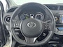 Toyota Yaris 1.5 Hybrid Y20 Limited | Bi-Tone | Parkeersensoren achter | Navi | L.M. velgen | Cruise control |