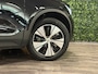 Volvo XC40 T4 Recharge Plus Bright | Trekhaak | Harman Kardon | All Season banden | Bestuurdersstoel elektrisch geheugen | Adaptieve Cruise Control | Stoel en Stuurwielverwarming | Parkeercamera | Pilot Assist | BLIS Dode Hoek Detectie | Parkeersensoren voor+achter | Passagiersstoel elektrisch | 18 Inch | Zitting velenging voorstoelen | Climate Control L+R | Regensensor | Privacy Glass | Automatisch dimmende binnen en buitenspiegels | Elektrisch bedienbare achterklep | DAB Radio | Draadloos telefoon opladen | Apple Carplay/Android Auto | Onyx Black Metallic |
