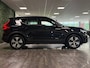 Volvo XC40 T4 Recharge Plus Bright | Trekhaak | Harman Kardon | All Season banden | Bestuurdersstoel elektrisch geheugen | Adaptieve Cruise Control | Stoel en Stuurwielverwarming | Parkeercamera | Pilot Assist | BLIS Dode Hoek Detectie | Parkeersensoren voor+achter | Passagiersstoel elektrisch | 18 Inch | Zitting velenging voorstoelen | Climate Control L+R | Regensensor | Privacy Glass | Automatisch dimmende binnen en buitenspiegels | Elektrisch bedienbare achterklep | DAB Radio | Draadloos telefoon opladen | Apple Carplay/Android Auto | Onyx Black Metallic |