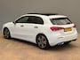 Mercedes-Benz A-klasse 180 Luxury Line Panorama Dak | Alcantara Bekleding | LED | Widescreen | Camera | Navigatie | Parkeersensoren Rondom | 17" Lichtmetaal | Achteruitrijcamera | Alcantara Bekleding | Comfortstoel(en)