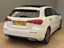 Mercedes-Benz A-klasse 180 Luxury Line Panorama Dak | Alcantara Bekleding | LED | Widescreen | Camera | Navigatie | Parkeersensoren Rondom | 17" Lichtmetaal | Achteruitrijcamera | Alcantara Bekleding | Comfortstoel(en)