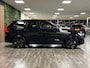 Volvo XC60 T6 AWD Recharge Ultra Black Edition | MY26 | Luchtvering | Trekhaak | 360 Camera | Head-Up Display | Harman Kardon | Adaptieve Cruise Control | Stoelverwarming voor+achter | Stuurwielverwarming | Schuifdak | Full LED Meesturende koplampen | Pilot Assist | BLIS Dode Hoek Detectie | Elektrische voorstoelen geheugen | Contour stoelen met wit stiksel en bies | Zitting verlenging voorstoelen | Lederen dashboard | 21 Inch | Google Infotainment | Keyless Drive | Elektrisch bedienbare achterklep | DAB Radio | Apple Carplay/Android Auto | Draadloos telefoon opladen | Volvo On Call met mobiele App functie | Onyx Black Metallic |