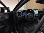 Volvo XC60 T6 AWD Recharge Ultra Black Edition | MY26 | Luchtvering | Trekhaak | 360 Camera | Head-Up Display | Harman Kardon | Adaptieve Cruise Control | Stoelverwarming voor+achter | Stuurwielverwarming | Schuifdak | Full LED Meesturende koplampen | Pilot Assist | BLIS Dode Hoek Detectie | Elektrische voorstoelen geheugen | Contour stoelen met wit stiksel en bies | Zitting verlenging voorstoelen | Lederen dashboard | 21 Inch | Google Infotainment | Keyless Drive | Elektrisch bedienbare achterklep | DAB Radio | Apple Carplay/Android Auto | Draadloos telefoon opladen | Volvo On Call met mobiele App functie | Onyx Black Metallic |