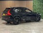 Volvo XC60 T6 AWD Recharge Ultra Black Edition | MY26 | Luchtvering | Trekhaak | 360 Camera | Head-Up Display | Harman Kardon | Adaptieve Cruise Control | Stoelverwarming voor+achter | Stuurwielverwarming | Schuifdak | Full LED Meesturende koplampen | Pilot Assist | BLIS Dode Hoek Detectie | Elektrische voorstoelen geheugen | Contour stoelen met wit stiksel en bies | Zitting verlenging voorstoelen | Lederen dashboard | 21 Inch | Google Infotainment | Keyless Drive | Elektrisch bedienbare achterklep | DAB Radio | Apple Carplay/Android Auto | Draadloos telefoon opladen | Volvo On Call met mobiele App functie | Onyx Black Metallic |
