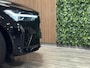 Volvo XC60 T6 AWD Recharge Ultra Black Edition | MY26 | Luchtvering | Trekhaak | 360 Camera | Head-Up Display | Harman Kardon | Adaptieve Cruise Control | Stoelverwarming voor+achter | Stuurwielverwarming | Schuifdak | Full LED Meesturende koplampen | Pilot Assist | BLIS Dode Hoek Detectie | Elektrische voorstoelen geheugen | Contour stoelen met wit stiksel en bies | Zitting verlenging voorstoelen | Lederen dashboard | 21 Inch | Google Infotainment | Keyless Drive | Elektrisch bedienbare achterklep | DAB Radio | Apple Carplay/Android Auto | Draadloos telefoon opladen | Volvo On Call met mobiele App functie | Onyx Black Metallic |