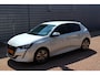 Peugeot 208 1.2 PureTech Allure Pack O.a: Dig. Display, DAB, Clima, Carplay, Cruise, Etc. All-in prijs!