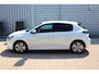 Peugeot 208 1.2 PureTech Allure Pack O.a: Dig. Display, DAB, Clima, Carplay, Cruise, Etc. All-in prijs!