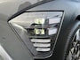 Hyundai Kona 1.6 GDI 141pk HEV Premium Sky | Premium audio | 360 camera | Schuif-kanteldak | Bestuurdersstoel met geheugen | Adaptive cruise control | Dodehoek detectie | Full LED koplampen | Stoelverwarming | Stoelventilatie | Stuurverwarming