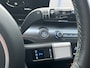 Hyundai Kona 1.6 GDI 141pk HEV Premium Sky | Premium audio | 360 camera | Schuif-kanteldak | Bestuurdersstoel met geheugen | Adaptive cruise control | Dodehoek detectie | Full LED koplampen | Stoelverwarming | Stoelventilatie | Stuurverwarming