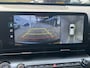 Hyundai Kona 1.6 GDI 141pk HEV Premium Sky | Premium audio | 360 camera | Schuif-kanteldak | Bestuurdersstoel met geheugen | Adaptive cruise control | Dodehoek detectie | Full LED koplampen | Stoelverwarming | Stoelventilatie | Stuurverwarming