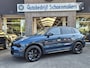 Lynk & Co 01 1.5 BLACKLINE! + MY23 + 6.6Kwh LADEN! ZWARTE-HEMEL ROLHOES MY23 360-CAMERA PANO/SCHUIF INFINITY DAB NAVI CARPLAY STOELVERWARMING ELEK.ACHTERKLEP 20"LMV