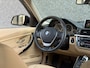 BMW 3-Serie Touring 328i High Executive (PANO, FACTUUR ONDERHOUD, ELEKT STOELEN, CAMERA, SENSOREN, STOELV V+A, HEAD-UP, VOL!!!)