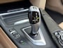 BMW 3-Serie Touring 328i High Executive (PANO, FACTUUR ONDERHOUD, ELEKT STOELEN, CAMERA, SENSOREN, STOELV V+A, HEAD-UP, VOL!!!)