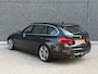 BMW 3-Serie Touring 328i High Executive (PANO, FACTUUR ONDERHOUD, ELEKT STOELEN, CAMERA, SENSOREN, STOELV V+A, HEAD-UP, VOL!!!)