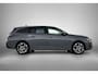 Peugeot 308 SW Allure Hybrid 145pk Automaat | Navigatie via draadloze Apple Carplay / Android auto | Rondomzichtcamera | Climate Control | Adaptieve Cruise Control | Parkeersensoren v+a | Keyless start | Bluetooth | DAB+ radio | Led koplampen | Volledig digitaal instrumentenpaneel | Donker getint glas | 17" lichtmetalen velgen |
