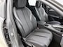 Peugeot 308 SW Allure Hybrid 145pk Automaat | Navigatie via draadloze Apple Carplay / Android auto | Rondomzichtcamera | Climate Control | Adaptieve Cruise Control | Parkeersensoren v+a | Keyless start | Bluetooth | DAB+ radio | Led koplampen | Volledig digitaal instrumentenpaneel | Donker getint glas | 17" lichtmetalen velgen |