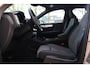 Volvo XC40 2.0 B4 Plus Dark | Apple carplay/ Android auto | Electronic climate control | 18" lichtmetalen velgen | Voorstoelen verwarmd | Stuurwiel verwarmd | Trekhaak elektrisch uitklapbaar | Verwarmde voorruit |