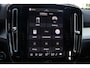Volvo XC40 2.0 B4 Plus Dark | Apple carplay/ Android auto | Electronic climate control | 18" lichtmetalen velgen | Voorstoelen verwarmd | Stuurwiel verwarmd | Trekhaak elektrisch uitklapbaar | Verwarmde voorruit |