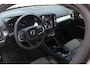 Volvo XC40 2.0 B4 Plus Dark | Apple carplay/ Android auto | Electronic climate control | 18" lichtmetalen velgen | Voorstoelen verwarmd | Stuurwiel verwarmd | Trekhaak elektrisch uitklapbaar | Verwarmde voorruit |
