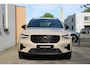 Volvo XC40 2.0 B4 Plus Dark | Apple carplay/ Android auto | Electronic climate control | 18" lichtmetalen velgen | Voorstoelen verwarmd | Stuurwiel verwarmd | Trekhaak elektrisch uitklapbaar | Verwarmde voorruit |