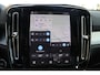 Volvo XC40 2.0 B4 Plus Dark | Apple carplay/ Android auto | Electronic climate control | 18" lichtmetalen velgen | Voorstoelen verwarmd | Stuurwiel verwarmd | Trekhaak elektrisch uitklapbaar | Verwarmde voorruit |
