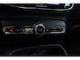 Volvo XC40 2.0 B4 Plus Dark | Apple carplay/ Android auto | Electronic climate control | 18" lichtmetalen velgen | Voorstoelen verwarmd | Stuurwiel verwarmd | Trekhaak elektrisch uitklapbaar | Verwarmde voorruit |