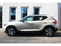 Volvo XC40 2.0 B4 Plus Dark | Apple carplay/ Android auto | Electronic climate control | 18" lichtmetalen velgen | Voorstoelen verwarmd | Stuurwiel verwarmd | Trekhaak elektrisch uitklapbaar | Verwarmde voorruit |
