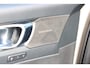 Volvo XC40 2.0 B4 Plus Dark | Apple carplay/ Android auto | Electronic climate control | 18" lichtmetalen velgen | Voorstoelen verwarmd | Stuurwiel verwarmd | Trekhaak elektrisch uitklapbaar | Verwarmde voorruit |