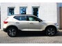 Volvo XC40 2.0 B4 Plus Dark | Apple carplay/ Android auto | Electronic climate control | 18" lichtmetalen velgen | Voorstoelen verwarmd | Stuurwiel verwarmd | Trekhaak elektrisch uitklapbaar | Verwarmde voorruit |