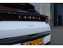 Lancia Ypsilon 1.2 Hybrid 110PK AUTOMAAT LX | CAMERA VOOR + ACHTER | PARKEERSENSOREN VOOR + ACHTER | DRIVE PACK: ADAPTIVE CRUISE CONTROL/DODEHOEK DETECTIE/ELEKTRISCH INKLAPBARE BUITENSPIEGELS/SPROTIEF STUURWIEL | SFEER VERLICHTING | CLIMATE CONTROL | DRAADLOZE APPLE CARPLAY/ANDROID AUTO | DRAADLOZE TELEFOONLADER | 17" LICHTMETALEN VELGEN "DIAMOND CUT" | WIELKASTEN "GLOSSY BLACK" | PRIVACY GLAS ACHTER | PREMIUM STOELBEKLEDING "GRIGIO ANTRACITE" | KLEUR: "BIANCO QUARZO" |