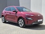 Hyundai Kona Electric EV Comfort 39 kWh / SOH 100% / 3 fase Laden/ 8 jaar Batterijgarantie/ Fabrieksgarantie tot 02-2027 / Dealer onderhouden / Batterijgarantie tot 02-2030 / WLTP 305 km stad 435 km / CSS snelladen / Warmtepomp / Stuur- & Stoelverwarming / Achteruitrijcamera / Apple Carplay Android Auto /