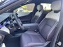 Mazda 6e CX-6e Takumi Plus 78 kWh | DIGITALE SPIEGELS | PANO DAK | STOEL + STUURVERWARMING | GRATIS TREKHAAK! T.W.V. € 1695,-