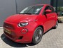 Fiat 500 RED 24 kWh Achteruitrijcamera - Apple carplay - Navigatie - Parkeersensor achter - Draadloze telefoonoplader - Airco - Bluetooth - Cruise control - Keyless start - Radio - Stuur multifunctioneel - Elektrische ramen - Led verlichting - Licht metalen velgen 16 inch