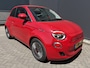 Fiat 500 RED 24 kWh Achteruitrijcamera - Apple carplay - Navigatie - Parkeersensor achter - Draadloze telefoonoplader - Airco - Bluetooth - Cruise control - Keyless start - Radio - Stuur multifunctioneel - Elektrische ramen - Led verlichting - Licht metalen velgen 16 inch
