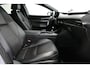 Mazda 3 2.0 e-SkyActiv-X M Hybrid 180 Luxury / Orig. Nederlands / Elektr. verstelbare voorstoel met memory / BOSE Audio / Apple Carplay - Android Auto / HUD / Stoelverwarming / Achteruitrijcamera / Cruise control / Dodehoekdetectie / Black Optic / 18'' LMV / Navigatie