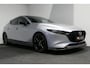 Mazda 3 2.0 e-SkyActiv-X M Hybrid 180 Luxury / Orig. Nederlands / Elektr. verstelbare voorstoel met memory / BOSE Audio / Apple Carplay - Android Auto / HUD / Stoelverwarming / Achteruitrijcamera / Cruise control / Dodehoekdetectie / Black Optic / 18'' LMV / Navigatie
