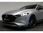 Mazda 3 2.0 e-SkyActiv-X M Hybrid 180 Luxury / Orig. Nederlands / Elektr. verstelbare voorstoel met memory / BOSE Audio / Apple Carplay - Android Auto / HUD / Stoelverwarming / Achteruitrijcamera / Cruise control / Dodehoekdetectie / Black Optic / 18'' LMV / Navigatie