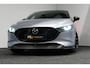 Mazda 3 2.0 e-SkyActiv-X M Hybrid 180 Luxury / Orig. Nederlands / Elektr. verstelbare voorstoel met memory / BOSE Audio / Apple Carplay - Android Auto / HUD / Stoelverwarming / Achteruitrijcamera / Cruise control / Dodehoekdetectie / Black Optic / 18'' LMV / Navigatie