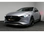 Mazda 3 2.0 e-SkyActiv-X M Hybrid 180 Luxury / Orig. Nederlands / Elektr. verstelbare voorstoel met memory / BOSE Audio / Apple Carplay - Android Auto / HUD / Stoelverwarming / Achteruitrijcamera / Cruise control / Dodehoekdetectie / Black Optic / 18'' LMV / Navigatie