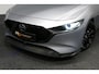 Mazda 3 2.0 e-SkyActiv-X M Hybrid 180 Luxury / Orig. Nederlands / Elektr. verstelbare voorstoel met memory / BOSE Audio / Apple Carplay - Android Auto / HUD / Stoelverwarming / Achteruitrijcamera / Cruise control / Dodehoekdetectie / Black Optic / 18'' LMV / Navigatie