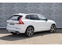 Volvo XC60 2.0 T8 Twin Engine AWD R-Design | Plug-in Hybrid (PHEV) | 360 Graden Camera | Trekhaak | Panoramadak | Navigatie | Apple Carplay | Android Auto | Harman Kardon Audio | Stoelverwarming voor en achter | Lichtmetalen Velgen 21 inch